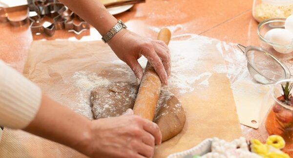 Escuelas de pastelería - Estudiantes de un taller de repostería realizando un curso de repostería en una de las mejores escuelas de pastelería de Sevilla