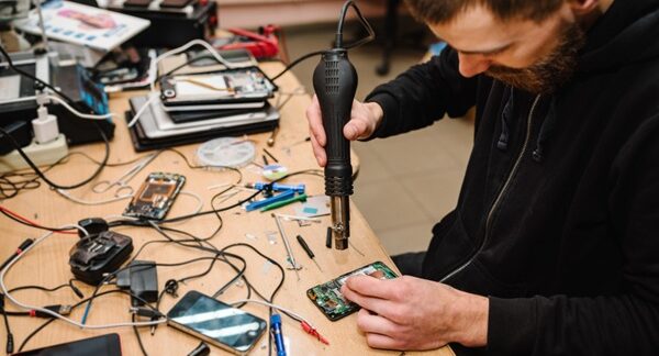 Reparación de celulares - Técnico celulares realizando una reparación de móviles en uno de los mejores centros de reparación de celulares en Sevilla