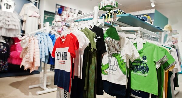 Tiendas de ropa infantil - Exhibición de ropa para niños y ropa bebés en una de las mejores tiendas de ropa infantil en Sevilla