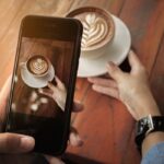 Cafés más instagrameables - Persona en una cafetería bonita tomando fotos para las redes sociales en una de las mejores cafeterías instagrameables de Sevilla
