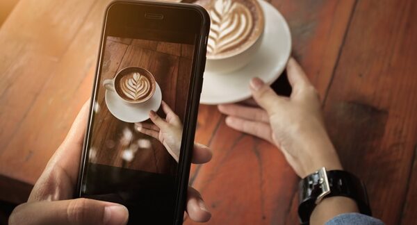 Cafés más instagrameables - Persona en una cafetería bonita tomando fotos para las redes sociales en una de las mejores cafeterías instagrameables de Sevilla