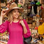 Comprar artesanías - Mujer observando tiendas de artesanía para apoyar a los artesanos en los mejores lugares para comprar artesanías en Sevilla