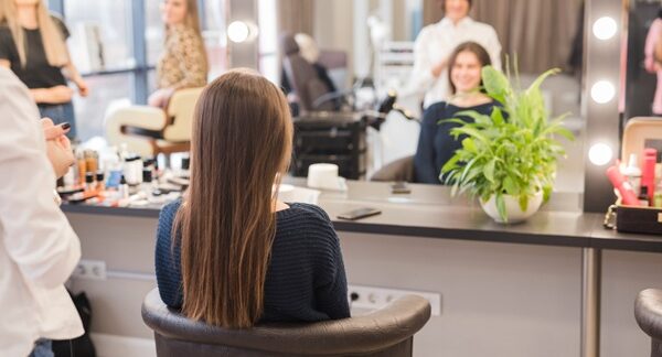 Salones de belleza - Interior de una peluquería barata donde mujeres se realizan tratamientos de estética y peinados de peluquerías en uno de los mejores salones de belleza de Sevilla
