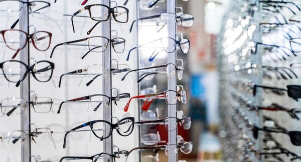 ópticas - Exhibición de venta de gafas en una óptica barata Sevilla reconocida como una de las mejores ópticas de Sevilla