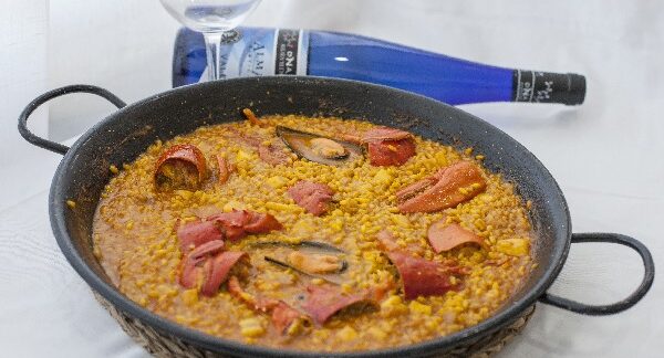 clases de cocina tradicional, foto de una paella que forma parte de la comida tradicional española