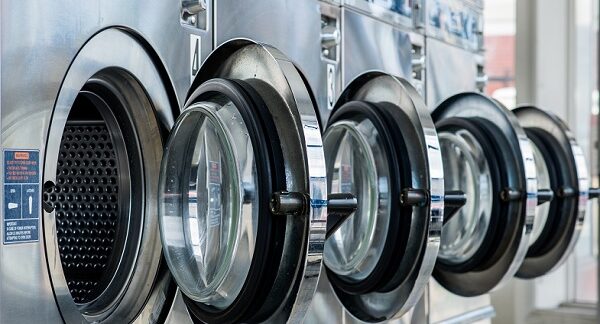 una de las tiendas de lavadoras industriales, exhibe una serie de lavadoras profesionales