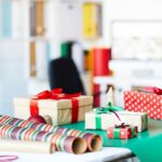 una de las tiendas de regalos, sobre una mesa están regalos envueltos y papeles de regalos