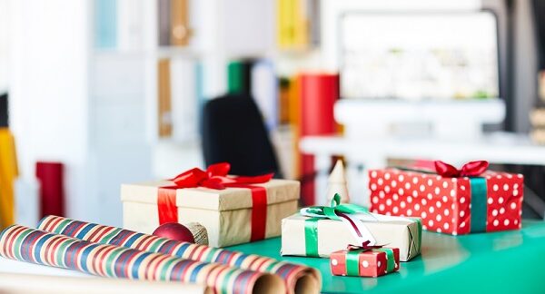 una de las tiendas de regalos, sobre una mesa están regalos envueltos y papeles de regalos