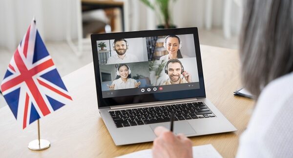 escuelas de idiomas online - una mujer recibe una clase de idiomas en una videollamada