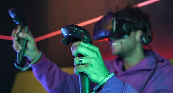espacio para juegos de inmersión - hombre juega un juego con realidad aumentada, en un espacio diseñado para esto