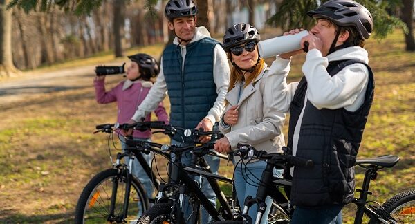 servicios de alquiler de bicicletas - una familia hace un parada de descanso, luego de su paseo por el parque en bicicletas
