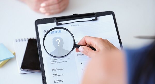 sitios para buscar empleo - empleador revisa un curriculum de un aspirante, en una entrevista de trabajo
