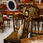 tiendas de muebles vintage - una tienda con distintos tipos de sillas vintage