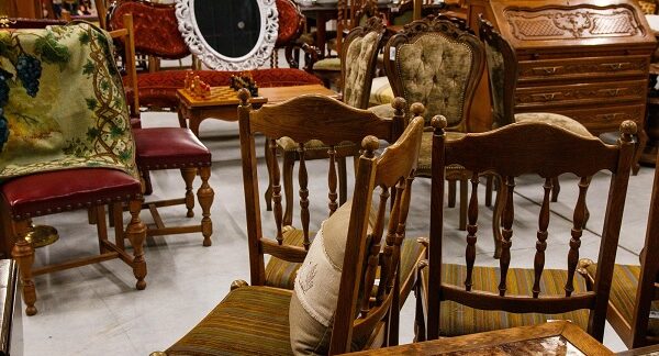 tiendas de muebles vintage - una tienda con distintos tipos de sillas vintage